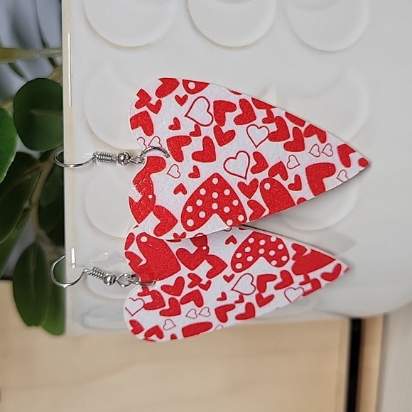 🔥LAST PAIR🔥 Elongated Folk Art Heart Drop Earrings - Picture 4 of 6